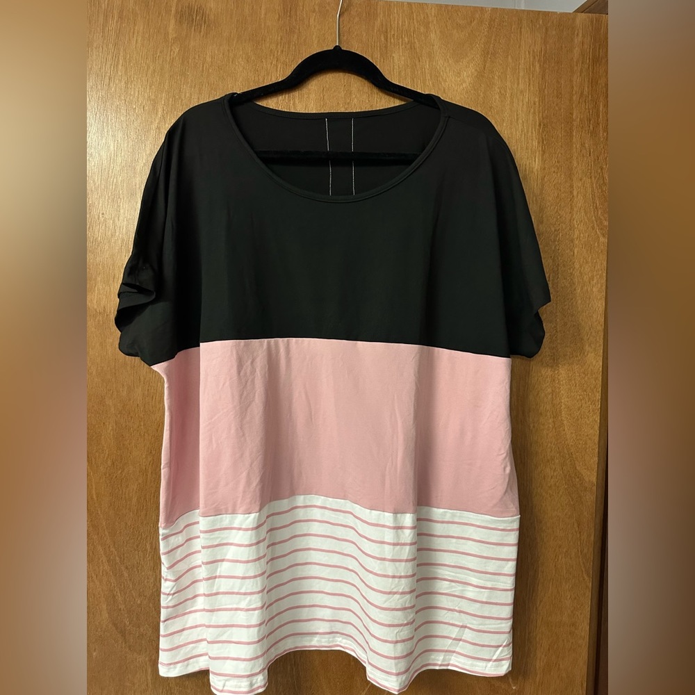 2X Color block tshirt w lace detail on back